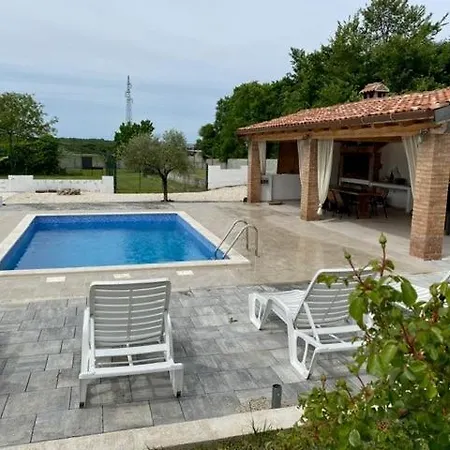 Natura With Private Pool فيلة روفينج