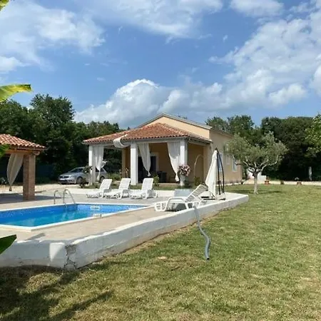 Natura With Private Pool Ρόβινι