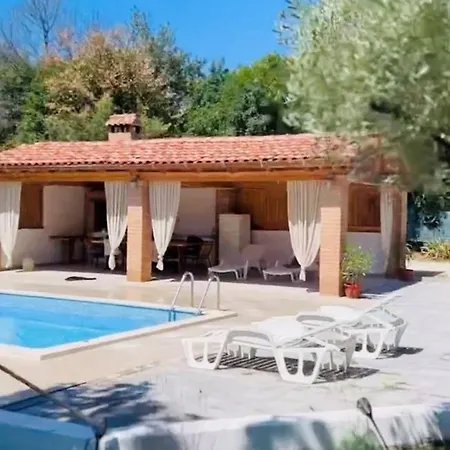 Natura With Private Pool فيلة روفينج