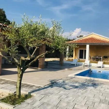 Natura With Private Pool וילה רוביני