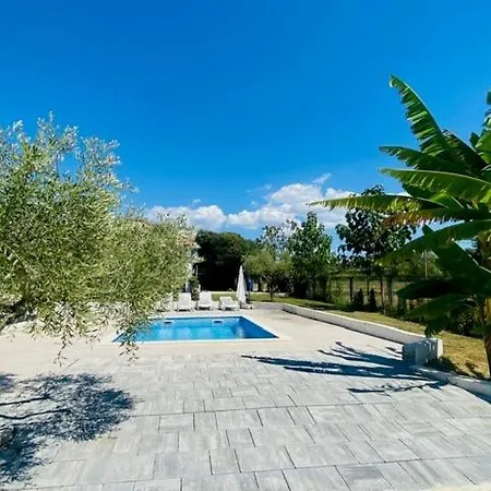 Natura With Private Pool ロヴィニ